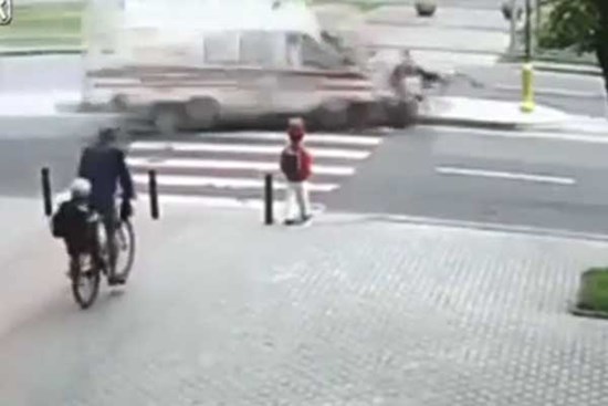 Clip: Đang đạp xe sang đường, bé gái bị xe cấp cứu tông trúng