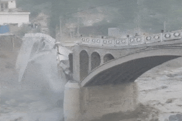 Khoảnh khắc ngôi nhà bị dòng nước lũ đánh sập-1