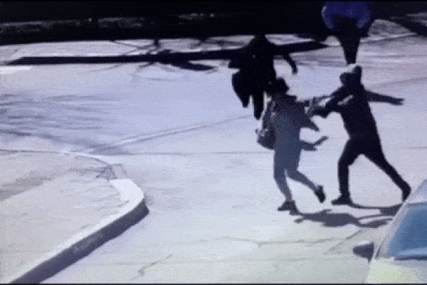 Mẹ bị cướp tấn công, thiếu nữ vung dao chống trả quyết liệt-1