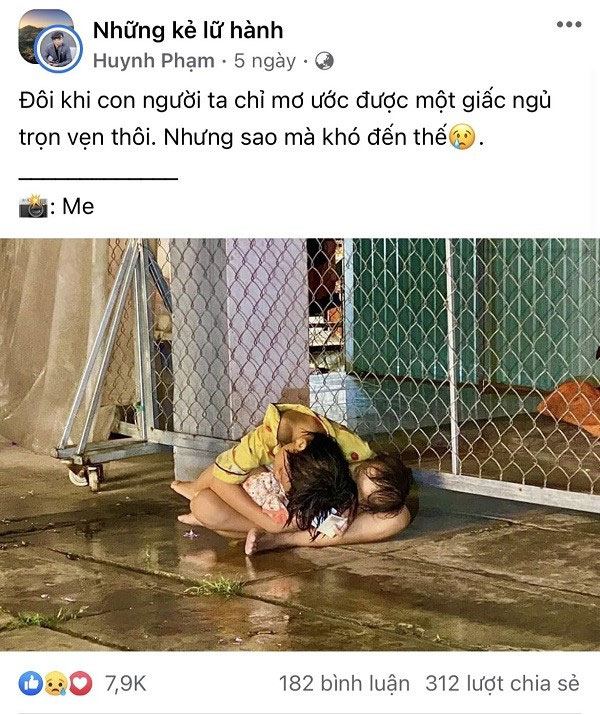 Hình ảnh bé gái bế em nhỏ ngủ gục dưới hiên trong cơn mưa, chủ nhân bức ảnh kể lại câu chuyện xót xa!-2