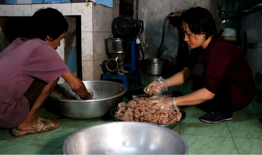 Đàn chó mèo hơn 500 con cứu từ lò sát sinh ở TP.HCM: Ngày ăn 65kg gạo, 20kg thịt heo, tháng tiêu tốn khoảng 60 triệu đồng-2