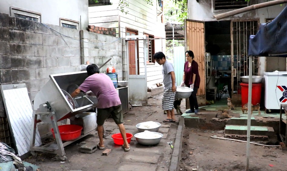 Đàn chó mèo hơn 500 con cứu từ lò sát sinh ở TP.HCM: Ngày ăn 65kg gạo, 20kg thịt heo, tháng tiêu tốn khoảng 60 triệu đồng-3