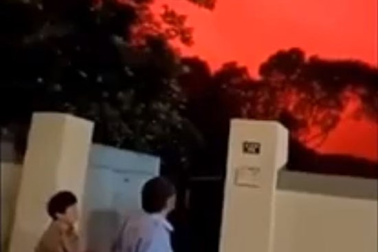 Bầu trời bất ngờ chuyển màu đỏ rực, người dân sợ hãi cho rằng đây là điềm báo tai họa