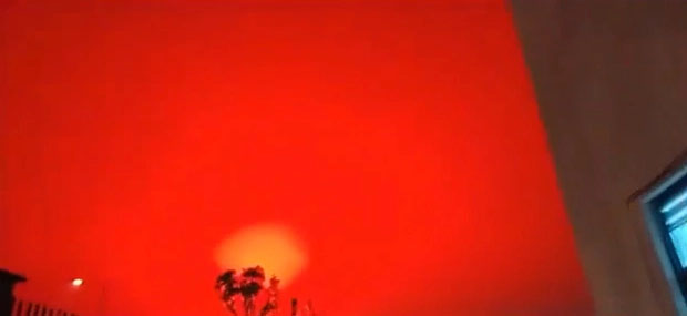 Bầu trời bất ngờ chuyển màu đỏ rực, người dân sợ hãi cho rằng đây là điềm báo tai họa-1