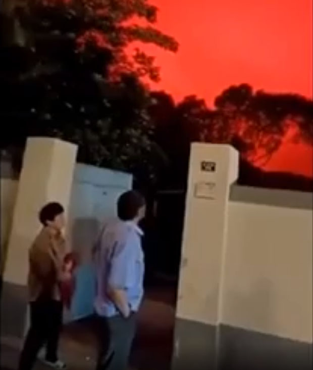 Bầu trời bất ngờ chuyển màu đỏ rực, người dân sợ hãi cho rằng đây là điềm báo tai họa-2