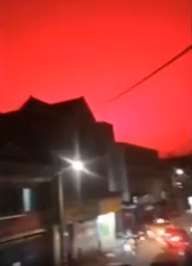Bầu trời bất ngờ chuyển màu đỏ rực, người dân sợ hãi cho rằng đây là điềm báo tai họa-3