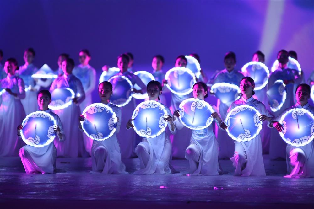 Những khoảnh khắc ấn tượng nhất lễ khai mạc SEA Games 31: Pháo hoa thắp sáng chảo lửa Mỹ Đình, những nụ cười tươi ánh lên niềm tự hào dân tộc đã lâu rồi mới thấy!-5