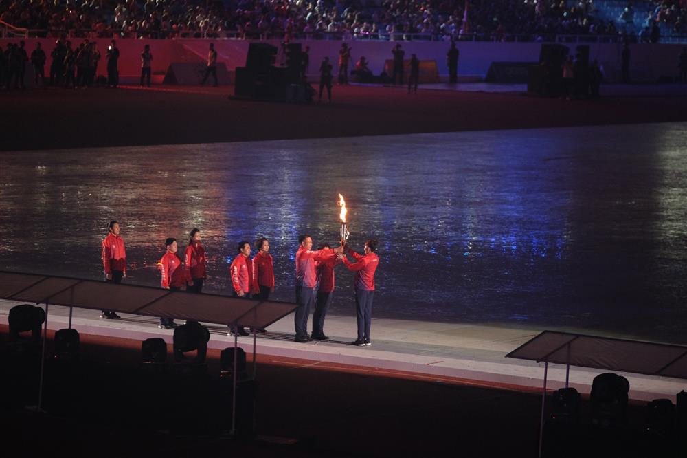 Những khoảnh khắc ấn tượng nhất lễ khai mạc SEA Games 31: Pháo hoa thắp sáng chảo lửa Mỹ Đình, những nụ cười tươi ánh lên niềm tự hào dân tộc đã lâu rồi mới thấy!-17
