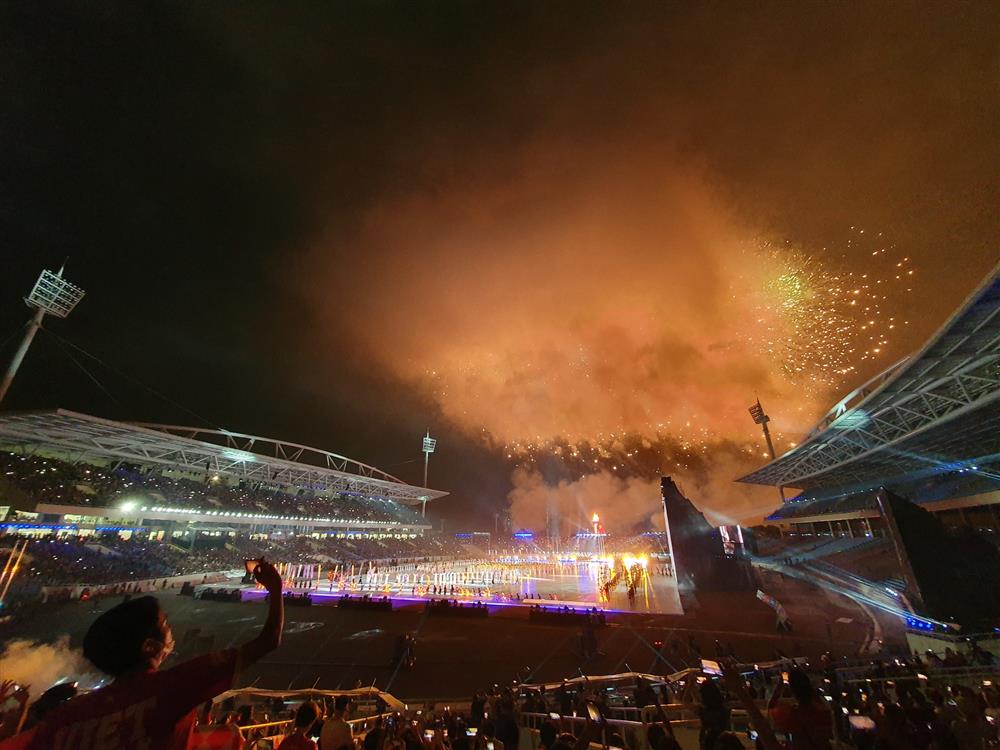 Những khoảnh khắc ấn tượng nhất lễ khai mạc SEA Games 31: Pháo hoa thắp sáng chảo lửa Mỹ Đình, những nụ cười tươi ánh lên niềm tự hào dân tộc đã lâu rồi mới thấy!-19
