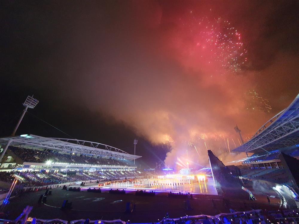Những khoảnh khắc ấn tượng nhất lễ khai mạc SEA Games 31: Pháo hoa thắp sáng chảo lửa Mỹ Đình, những nụ cười tươi ánh lên niềm tự hào dân tộc đã lâu rồi mới thấy!-20