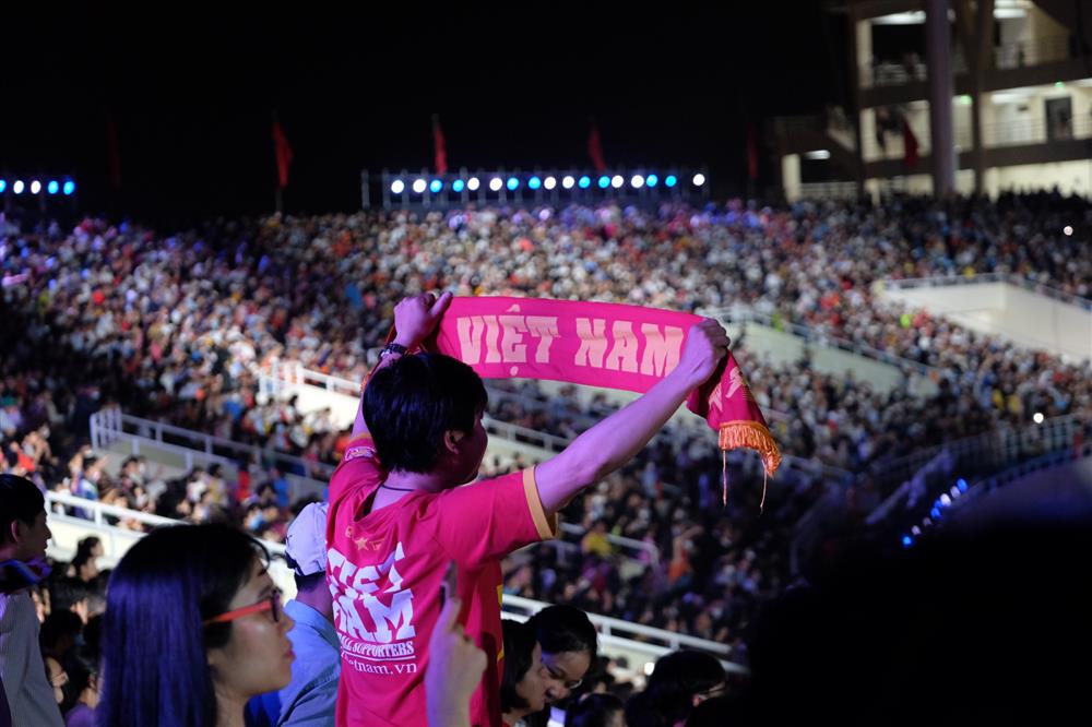 Những khoảnh khắc ấn tượng nhất lễ khai mạc SEA Games 31: Pháo hoa thắp sáng chảo lửa Mỹ Đình, những nụ cười tươi ánh lên niềm tự hào dân tộc đã lâu rồi mới thấy!-23