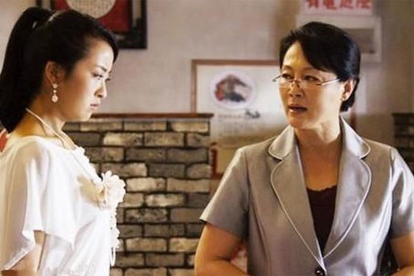 Vừa biết con dâu có bầu, mẹ chồng vội vã đi theo chăm sóc-1