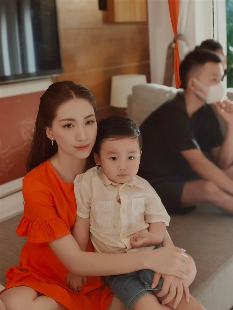 Hậu ly hôn, Hoà Minzy đẹp đỉnh nhờ nuôi dài một thứ, mẹ bỉm đọ sắc với cô dâu hot girl vẫn rực rỡ-1