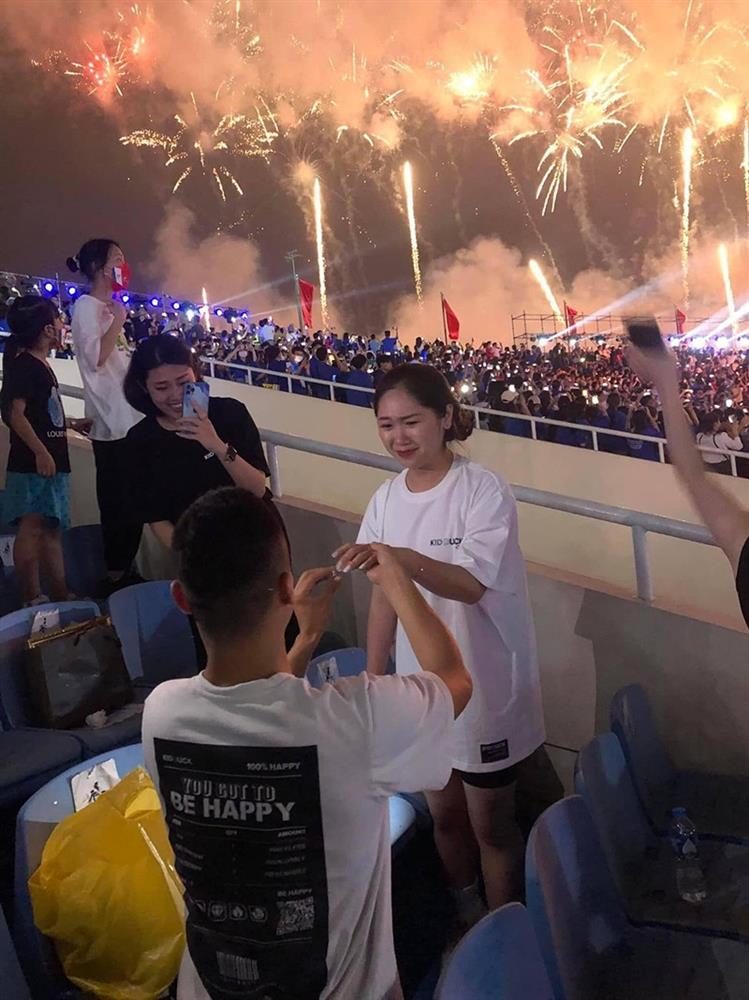 Chàng trai quỳ gối cầu hôn bạn gái đúng khoảnh khắc pháo hoa rực sáng trong đêm khai mạc SEA Games 31 trên SVĐ Mỹ Đình-1