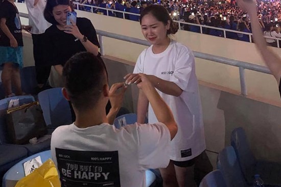 Chàng trai quỳ gối cầu hôn bạn gái đúng khoảnh khắc pháo hoa rực sáng trong đêm khai mạc SEA Games 31 trên SVĐ Mỹ Đình