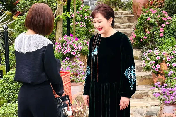Style đối lập của 2 chị em Thương Ngày Nắng Về: Huyền Lizzie mạnh mẽ, thời thượng, Lan Phương nền nã, dịu dàng-15