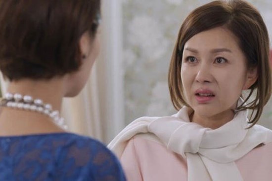 Mẹ chồng khăng khăng yêu cầu bà thông gia chia đôi thời gian chăm cháu, mẹ tôi chỉ nói một lời khiến mặt bà biến sắc