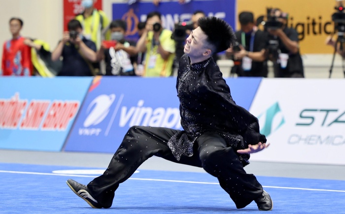 Khoảnh khắc VĐV Việt Nam ngã quỵ vì chấn thương ở SEA Games 31-2