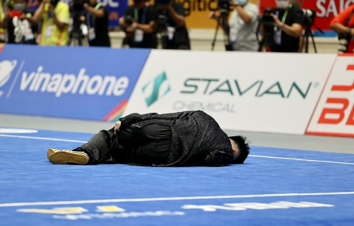 Khoảnh khắc VĐV Việt Nam ngã quỵ vì chấn thương ở SEA Games 31-3