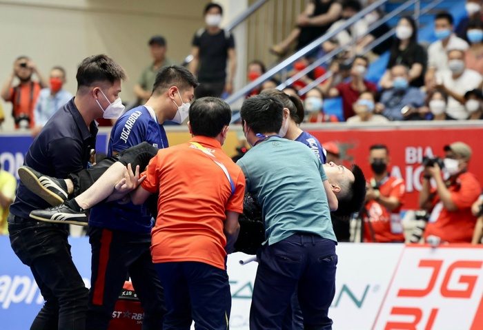 Khoảnh khắc VĐV Việt Nam ngã quỵ vì chấn thương ở SEA Games 31-5
