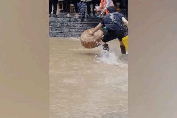 Kinh ngạc người vận chuyển 2 tay 2 xe máy: Nghề nào cũng có Trạng nguyên là sự thật!-1