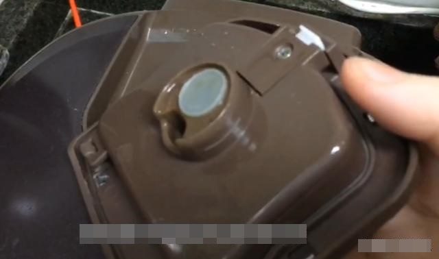 3 vị trí trong nồi cơm điện phải lau thường xuyên, nếu không càng dùng nhiều thì càng hao điện-2