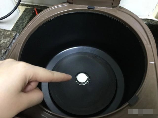 3 vị trí trong nồi cơm điện phải lau thường xuyên, nếu không càng dùng nhiều thì càng hao điện-4
