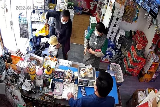 Người phụ nữ dắt theo con nhỏ bị phát hiện trộm đồ nhưng vẫn không chịu trả lại
