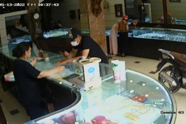 Bắt nam thanh niên cướp tiệm vàng ở TP.HCM sau 3h gây án: Cướp vàng bán lấy tiền chơi game-5