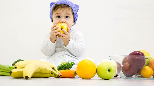 Bé mấy tháng có thể ăn được trái cây và ăn thế nào mới đúng cách?-1