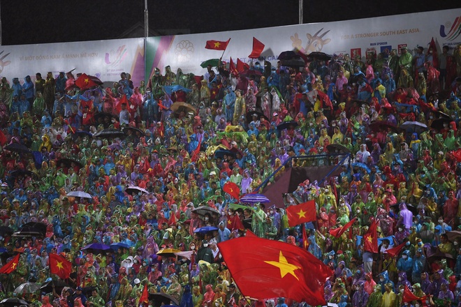 Khoảnh khắc vỡ òa ở phố đi bộ Nguyễn Huệ sau chiến thắng của U23 Việt Nam: CĐV hò reo ăn mừng dưới mưa-5