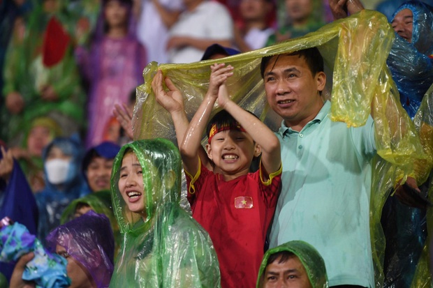 Khoảnh khắc vỡ òa ở phố đi bộ Nguyễn Huệ sau chiến thắng của U23 Việt Nam: CĐV hò reo ăn mừng dưới mưa-8