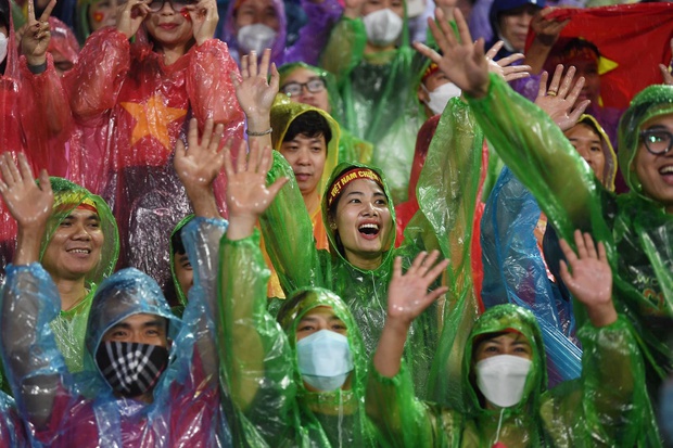 Khoảnh khắc vỡ òa ở phố đi bộ Nguyễn Huệ sau chiến thắng của U23 Việt Nam: CĐV hò reo ăn mừng dưới mưa-7