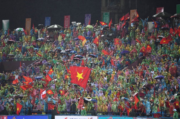 Khoảnh khắc vỡ òa ở phố đi bộ Nguyễn Huệ sau chiến thắng của U23 Việt Nam: CĐV hò reo ăn mừng dưới mưa-13