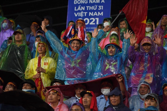 Khoảnh khắc vỡ òa ở phố đi bộ Nguyễn Huệ sau chiến thắng của U23 Việt Nam: CĐV hò reo ăn mừng dưới mưa-10