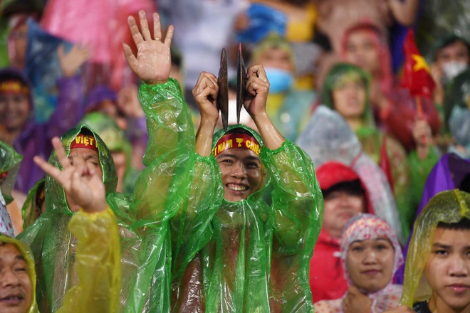 Khoảnh khắc vỡ òa ở phố đi bộ Nguyễn Huệ sau chiến thắng của U23 Việt Nam: CĐV hò reo ăn mừng dưới mưa-11