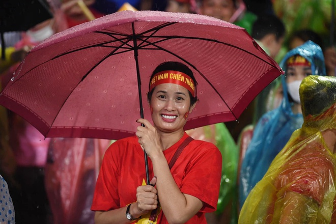 Khoảnh khắc vỡ òa ở phố đi bộ Nguyễn Huệ sau chiến thắng của U23 Việt Nam: CĐV hò reo ăn mừng dưới mưa-12