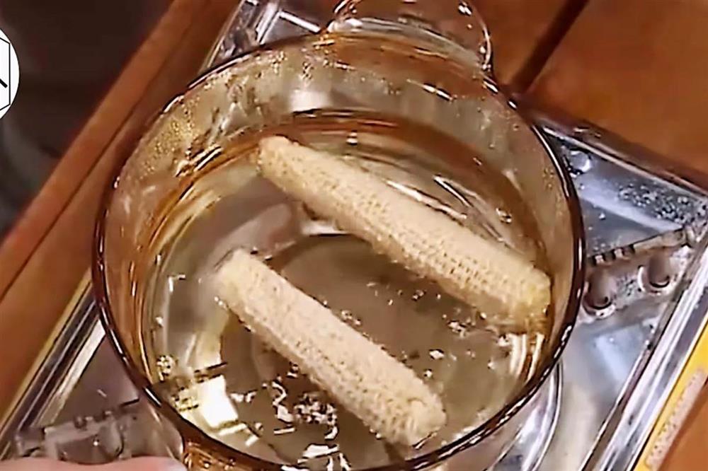 Làm khô lõi ngô và đặt nó trong nhà bếp có công dụng rất mạnh mẽ, giúp giải quyết được vấn đề lớn của hàng nghìn hộ gia đình-4