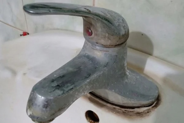 Chẳng cần chất hóa học, đánh bay vết rỉ sét, oxy hóa chỉ bằng nguyên liệu nhà nào cũng có-1