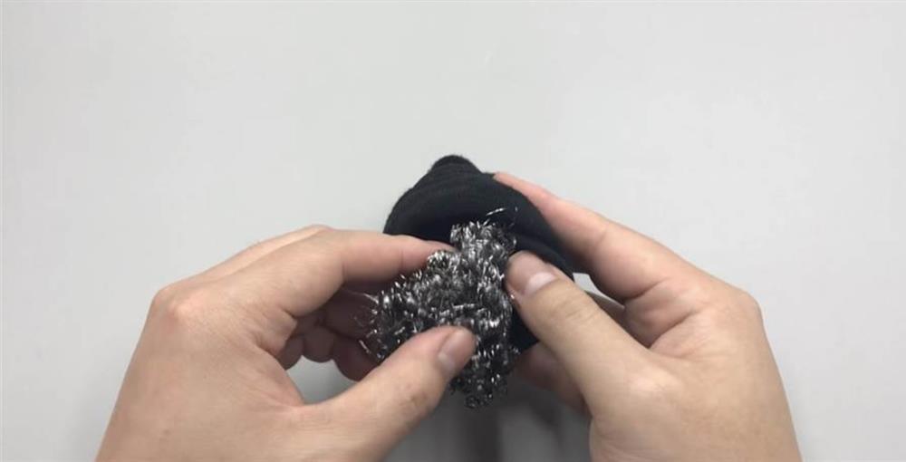 Nhét miếng rửa bát bằng thép vào trong chiếc tất có công dụng tuyệt vời, ai cũng muốn học theo-1