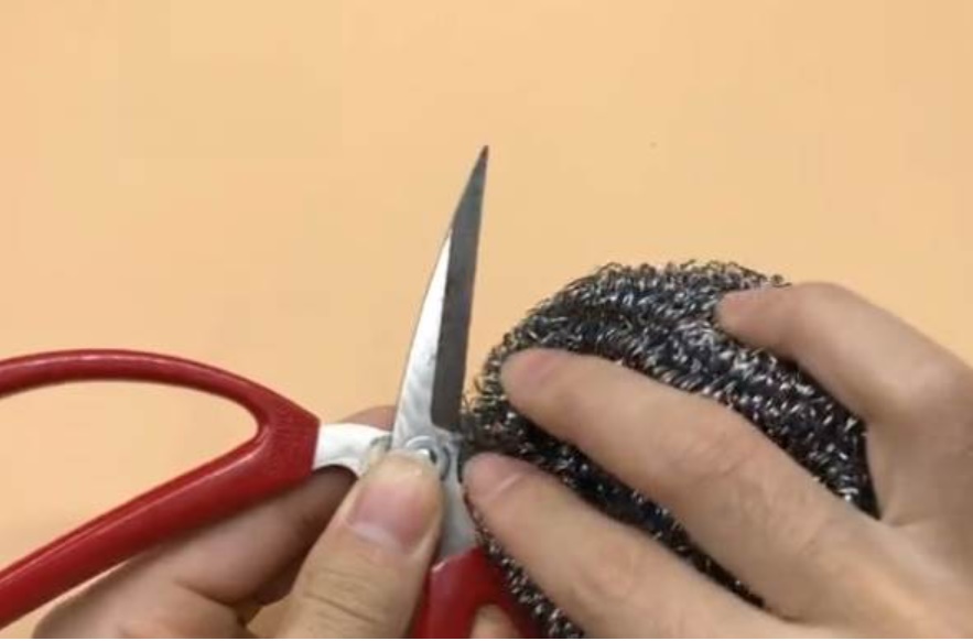 Nhét miếng rửa bát bằng thép vào trong chiếc tất có công dụng tuyệt vời, ai cũng muốn học theo-4