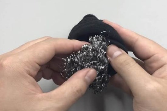 Nhét miếng rửa bát bằng thép vào trong chiếc tất có công dụng tuyệt vời, ai cũng muốn học theo