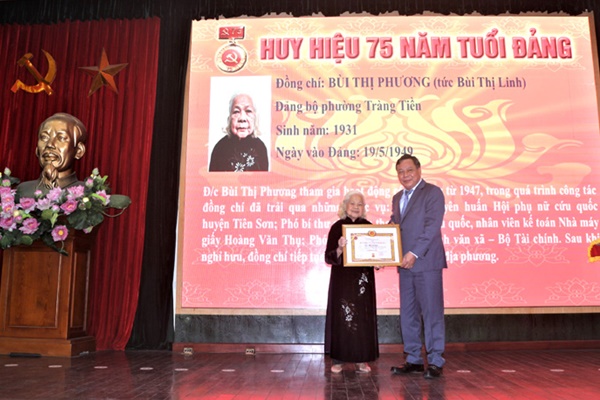 Phó Bí thư Thành ủy Nguyễn Văn Phong dự lễ trao Huy hiệu Đảng tại Quận ủy Hoàn Kiếm-1