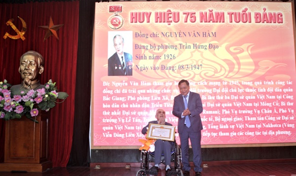Phó Bí thư Thành ủy Nguyễn Văn Phong dự lễ trao Huy hiệu Đảng tại Quận ủy Hoàn Kiếm-2