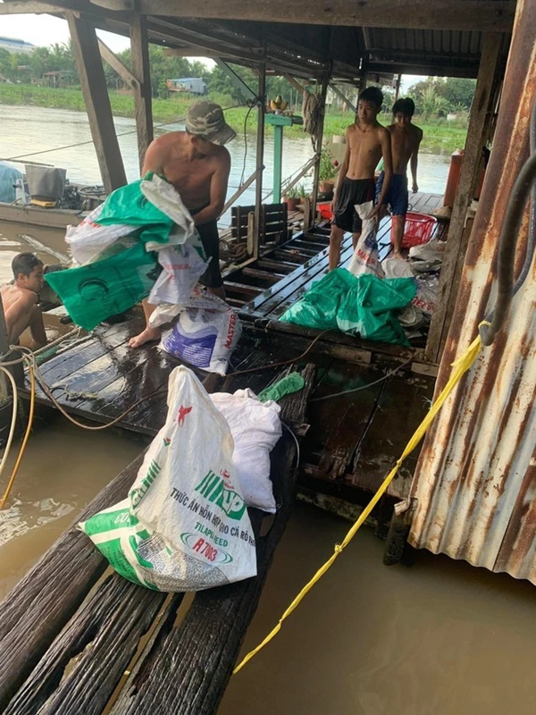 Hàng trăm tấn cá bè chết trắng không rõ nguyên nhân, người dân miền Tây thiệt hại hàng tỷ đồng khóc ròng nhờ giải cứu-3
