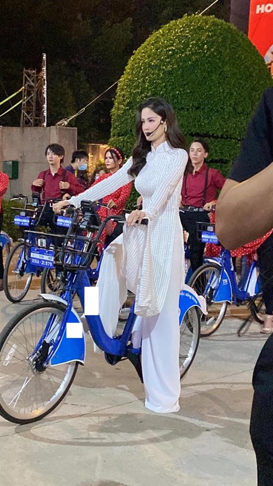 Chưa đầy 24 tiếng sau tâm thư xin lỗi, Đông Nhi đã lộ diện chốn đông người với khuôn mặt hơi quạu-1