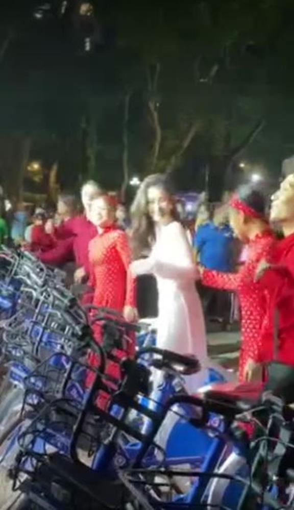 Chưa đầy 24 tiếng sau tâm thư xin lỗi, Đông Nhi đã lộ diện chốn đông người với khuôn mặt hơi quạu-3