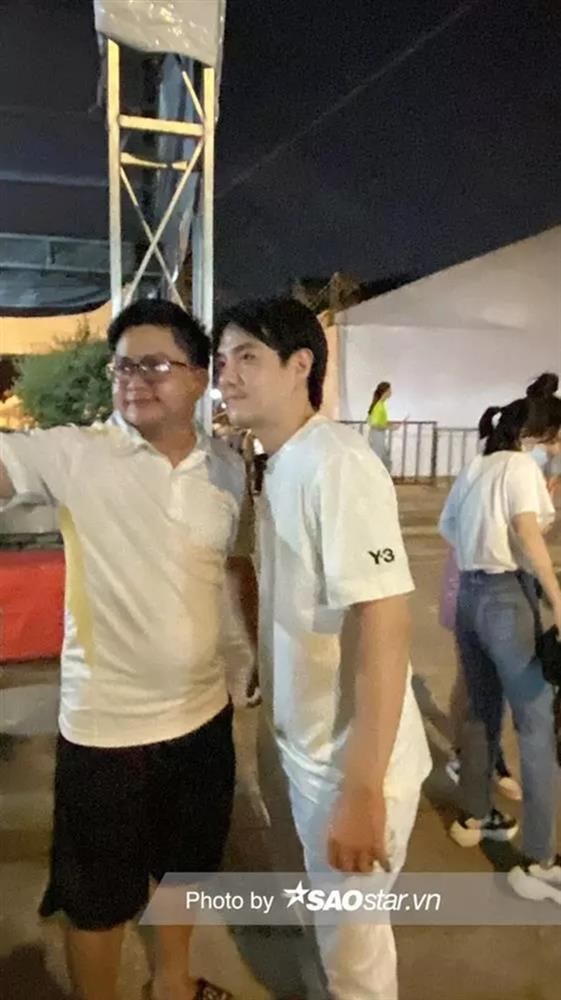 Ông Cao Thắng vui vẻ chụp ảnh cùng khán giả sau ồn ào xin lỗi fan-2