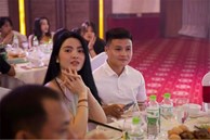 Cầu thủ Quang Hải mặc sơ mi trắng xuất hiện như 'nam thần' ở Cần Thơ, có sự góp mặt cùng bạn gái tin đồn