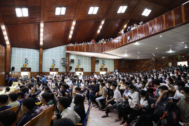 Cầu thủ Quang Hải mặc sơ mi trắng xuất hiện như nam thần ở Cần Thơ, có sự góp mặt cùng bạn gái tin đồn-2